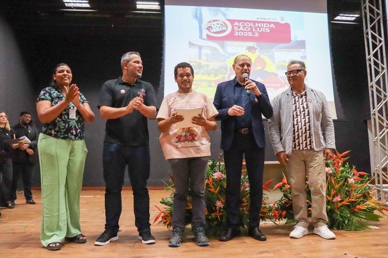 Inclusão marca a Acolhida Geral 2025.2 da UFMA com entrega do calendário acadêmico em Braile