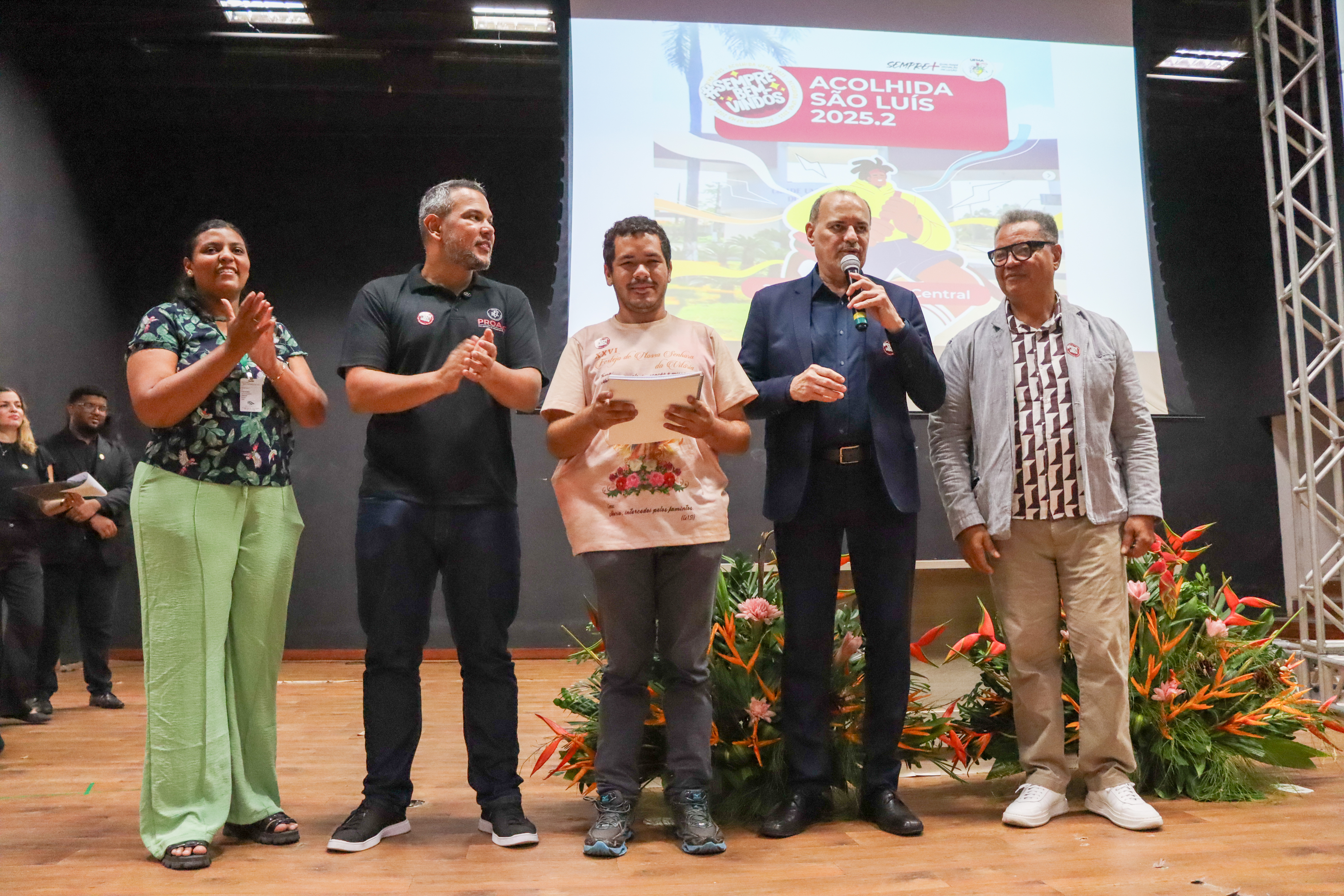 Inclusão marca a Acolhida Geral 2025.2 da UFMA com entrega do calendário acadêmico em Braile