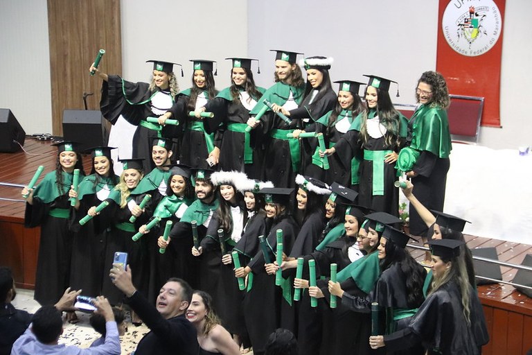 Mais de 90 estudantes recebem o grau de licenciados e bacharéis em Imperatriz.jpg