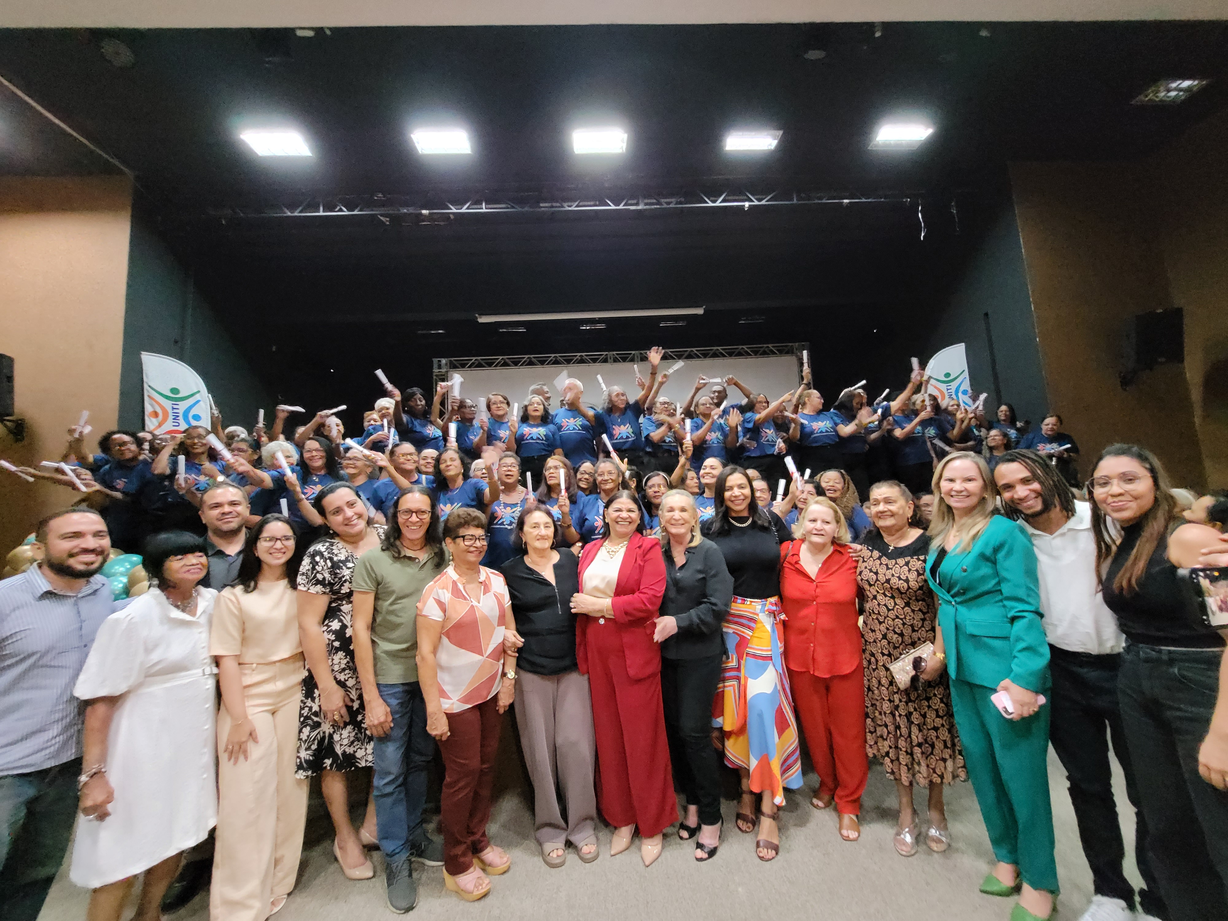 Mais de cem idosos recebem certificado de conclusão de curso da Universidade Integrada da Terceira Idade (UNITI)
