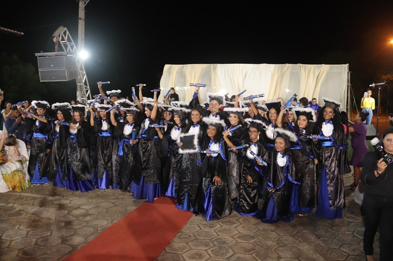 Mais de sessentas estudantes recebem o grau envolvidos por emoção e gratidão.jpg