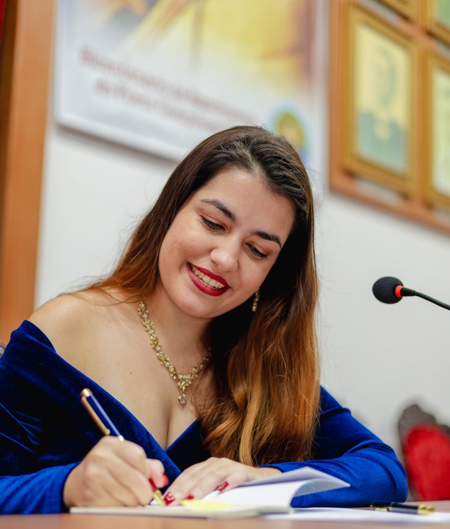 Mestranda em Letras da UFMA lança livro “O mar de vidro”