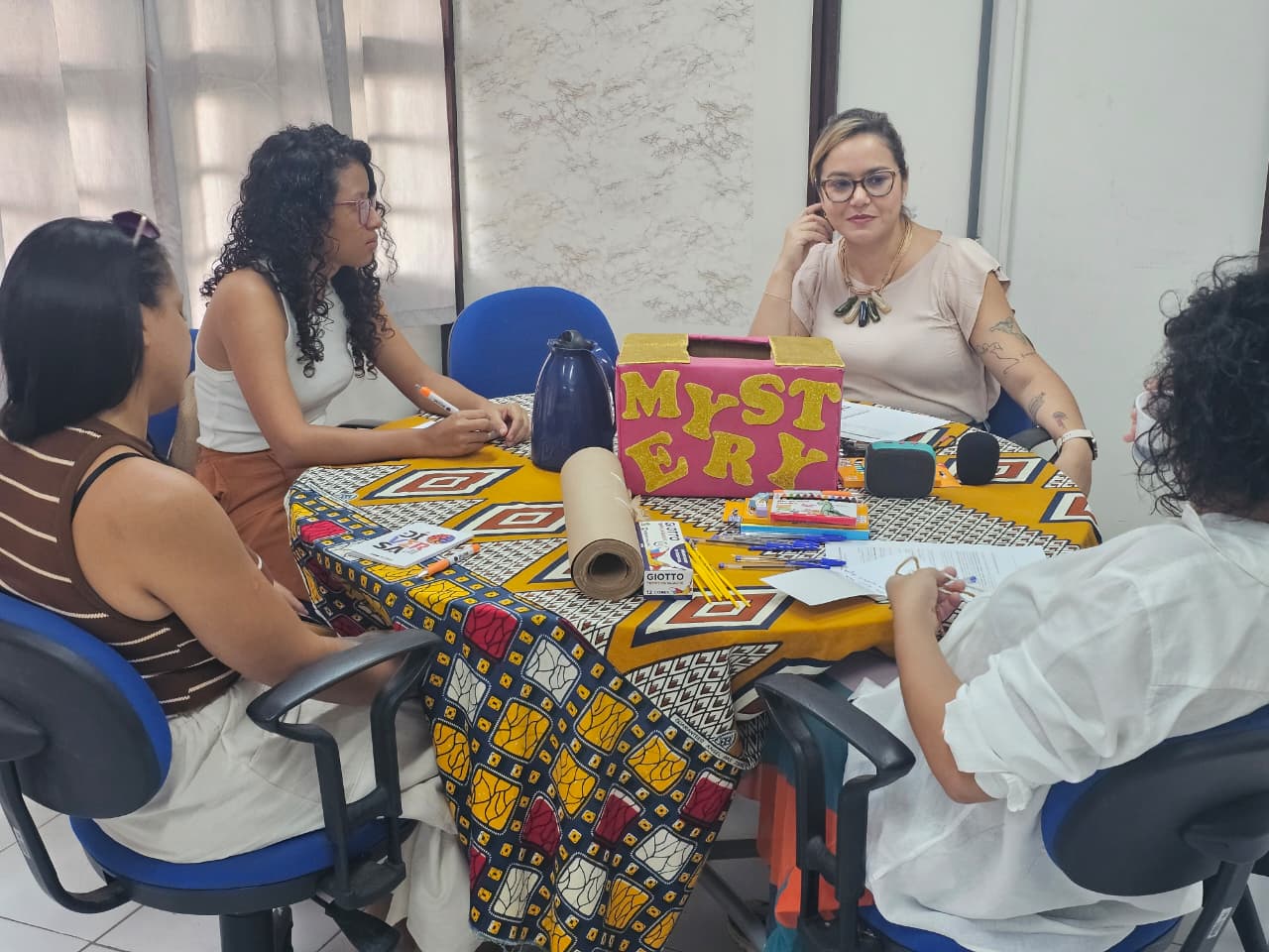 Oficina de escrita criativa reúne mães universitárias para fortalecer escuta e produção coletiva de conhecimento na UFMA