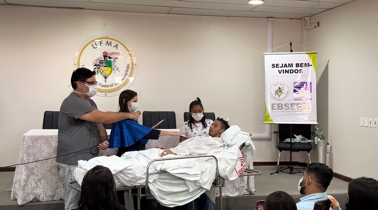 Paciente recebe outorga de grau durante internação no HU-UFMA.jpeg