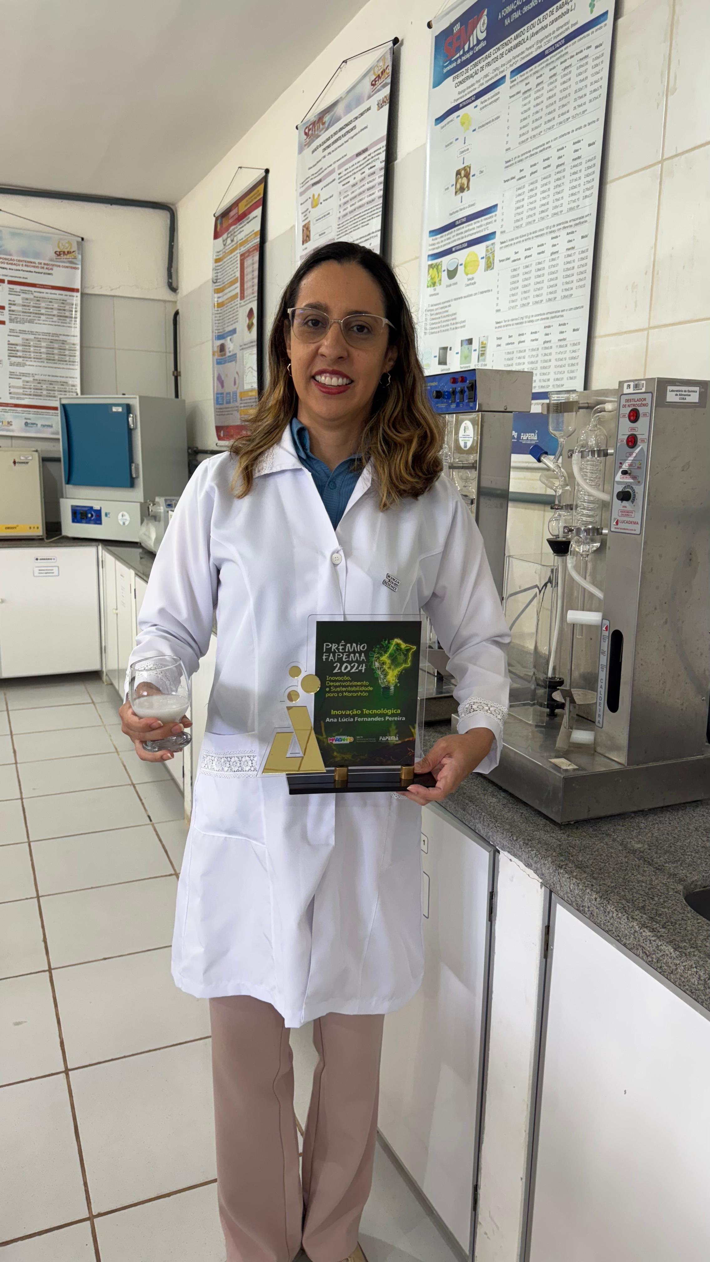 Pesquisadora da UFMA é premiada por criar bebida probiótica inovadora à base de coco babaçu, alternativa vegetal aos produtos lácteos tradicionais