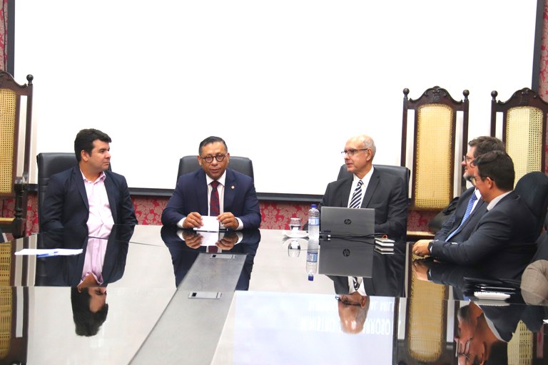 PPGDIR recebe ministro do Superior Tribunal Militar para discutir insegurança alimentar