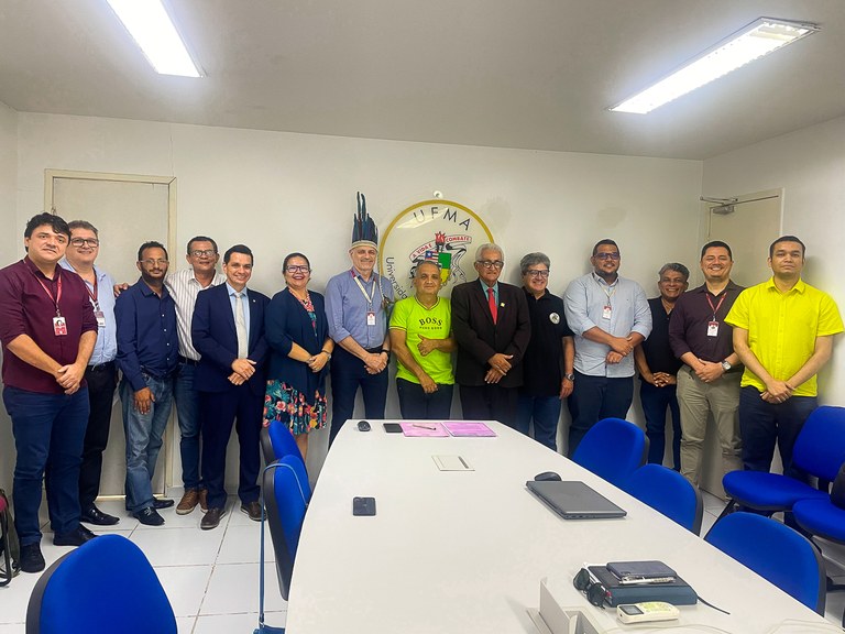 Prefeito de Grajaú entrega documento definitivo de doação de terreno para UFMA