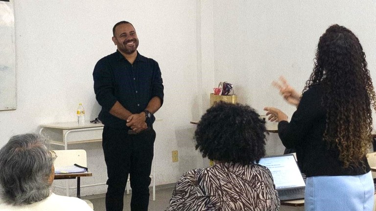 Primeiro estudante surdo conclui mestrado e marca história do Programa de Pós-Graduação Educação e Práticas Educativas da UFMA