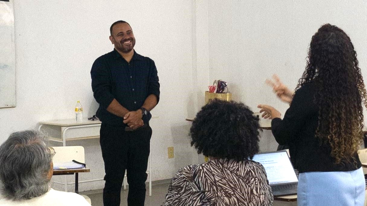 Primeiro estudante surdo conclui mestrado e marca história do Programa de Pós-Graduação Educação e Práticas Educativas da UFMA
