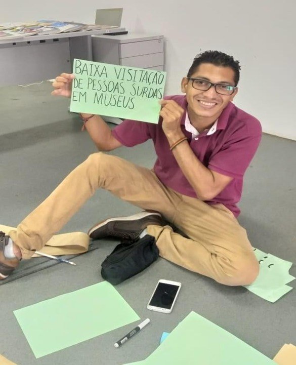 Primeiro estudante surdo de Turismo defende TCC sobre visitação de pessoas surdas em museus e pontos turísticos de São Luís.jpg