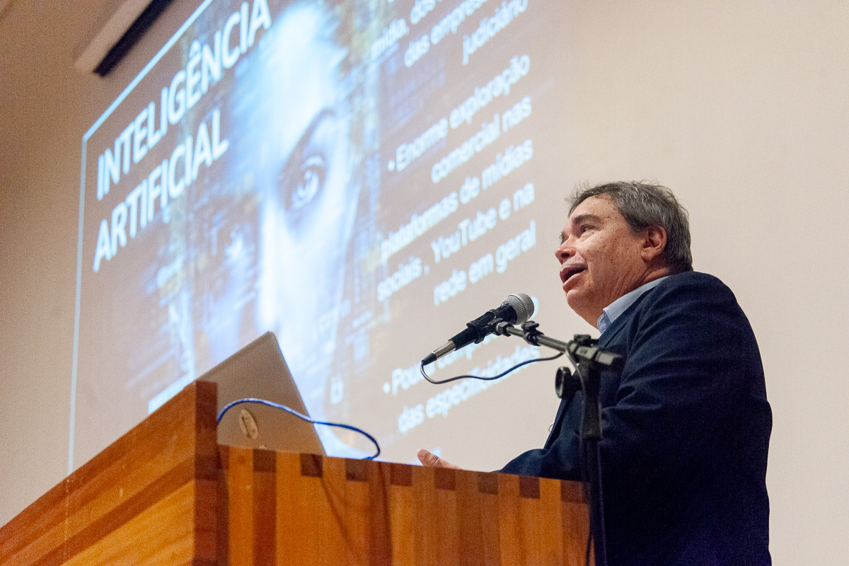 Professor da UFMA destaca inteligência artificial na comunicação pública em palestra no Distrito Federal