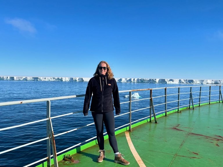 Professora da UFMA participa de Expedição Internacional de Circum-Navegação Costeira Antártica e inspira calouros de Oceanografia