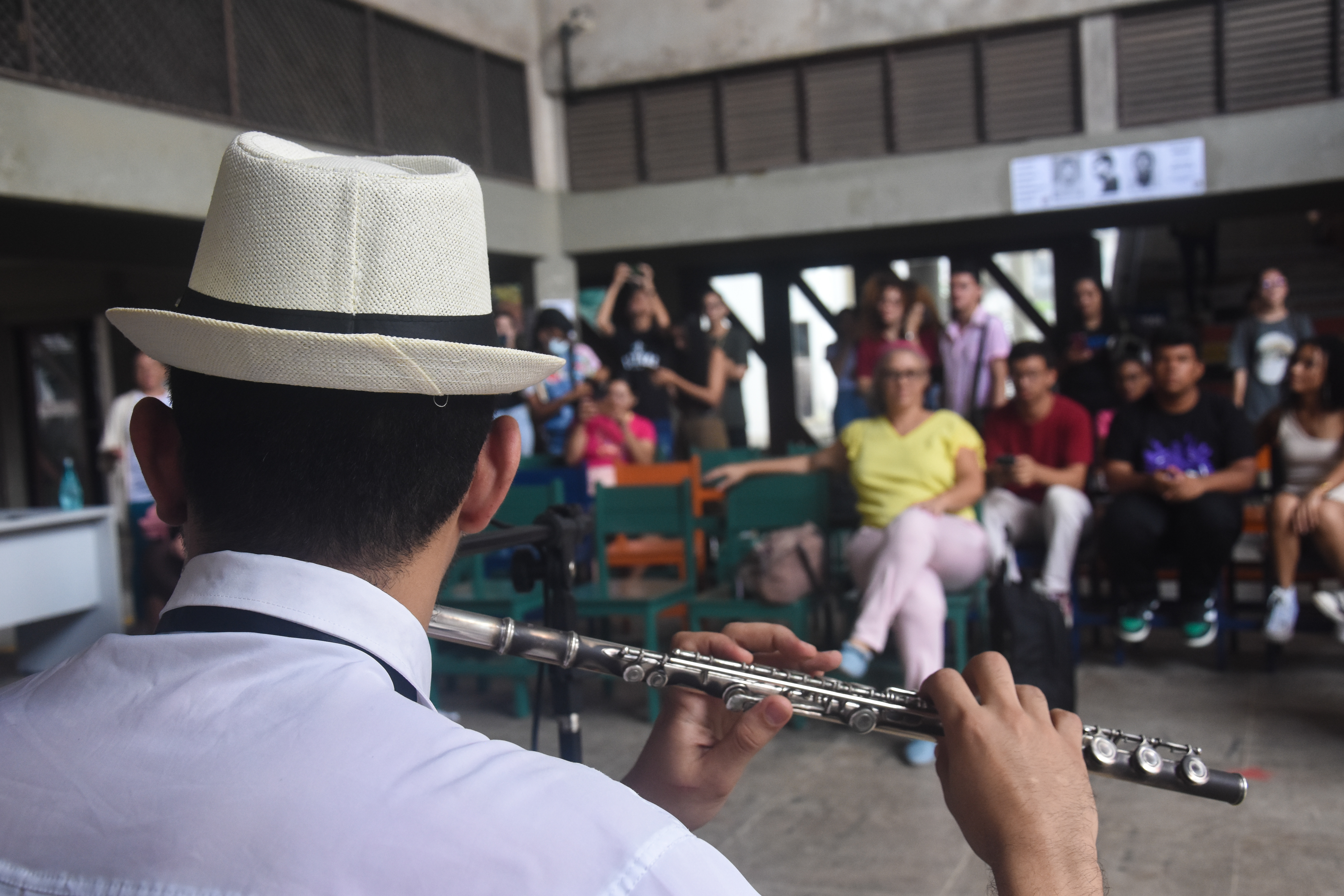 Projeto 5ª de Arte recebe grupo Canto do Choro no Hall do Centro de Ciências Humanas