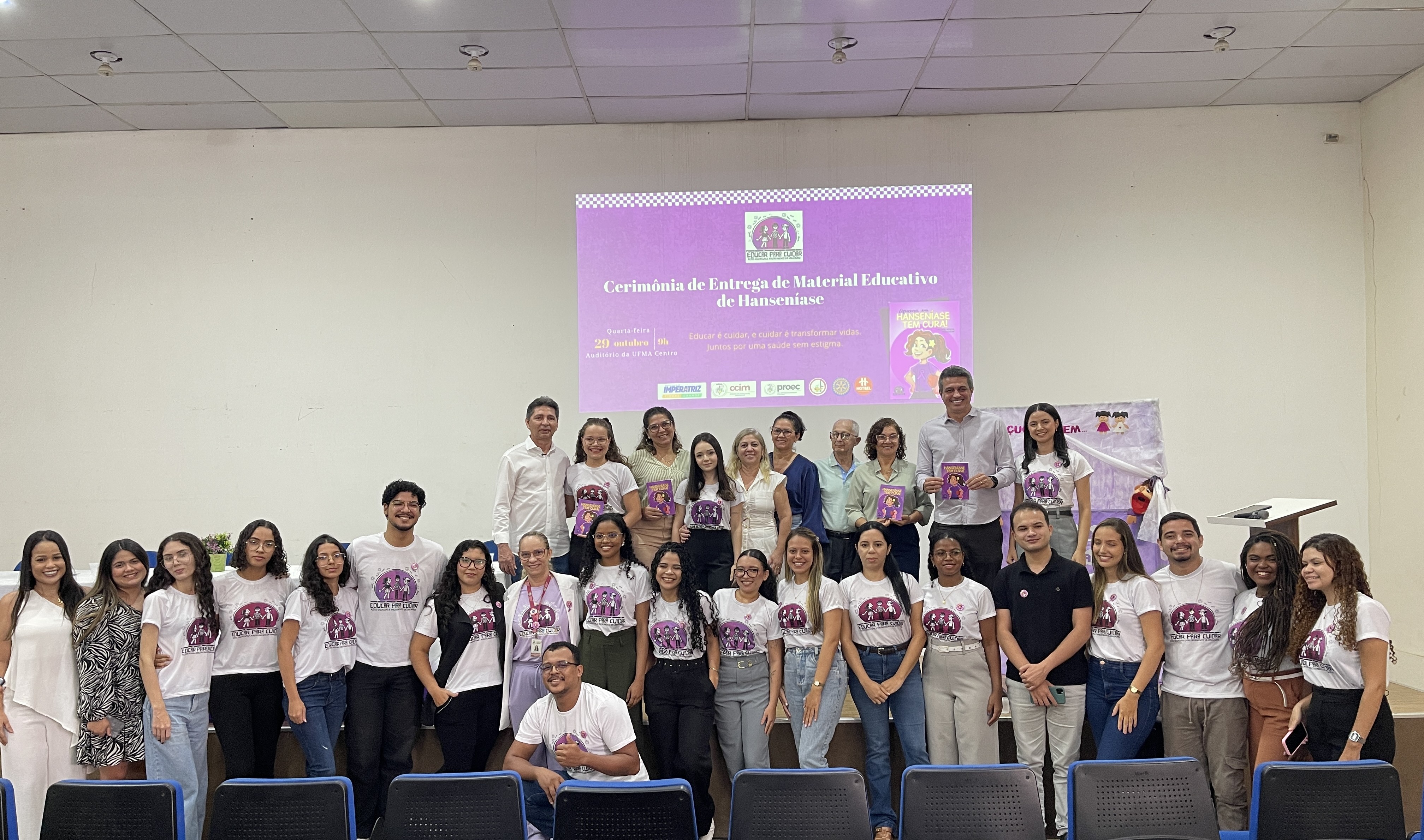 Projeto de extensão Educar para Cuidar promove entrega de material educativo sobre hanseníase em Imperatriz