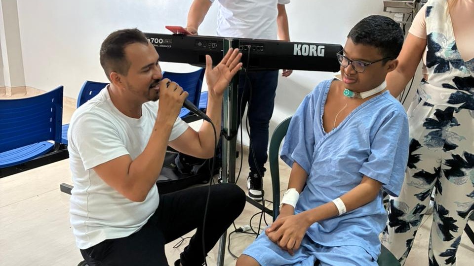 Projeto do HU-UFMA usa música como terapia e emociona jovem paciente