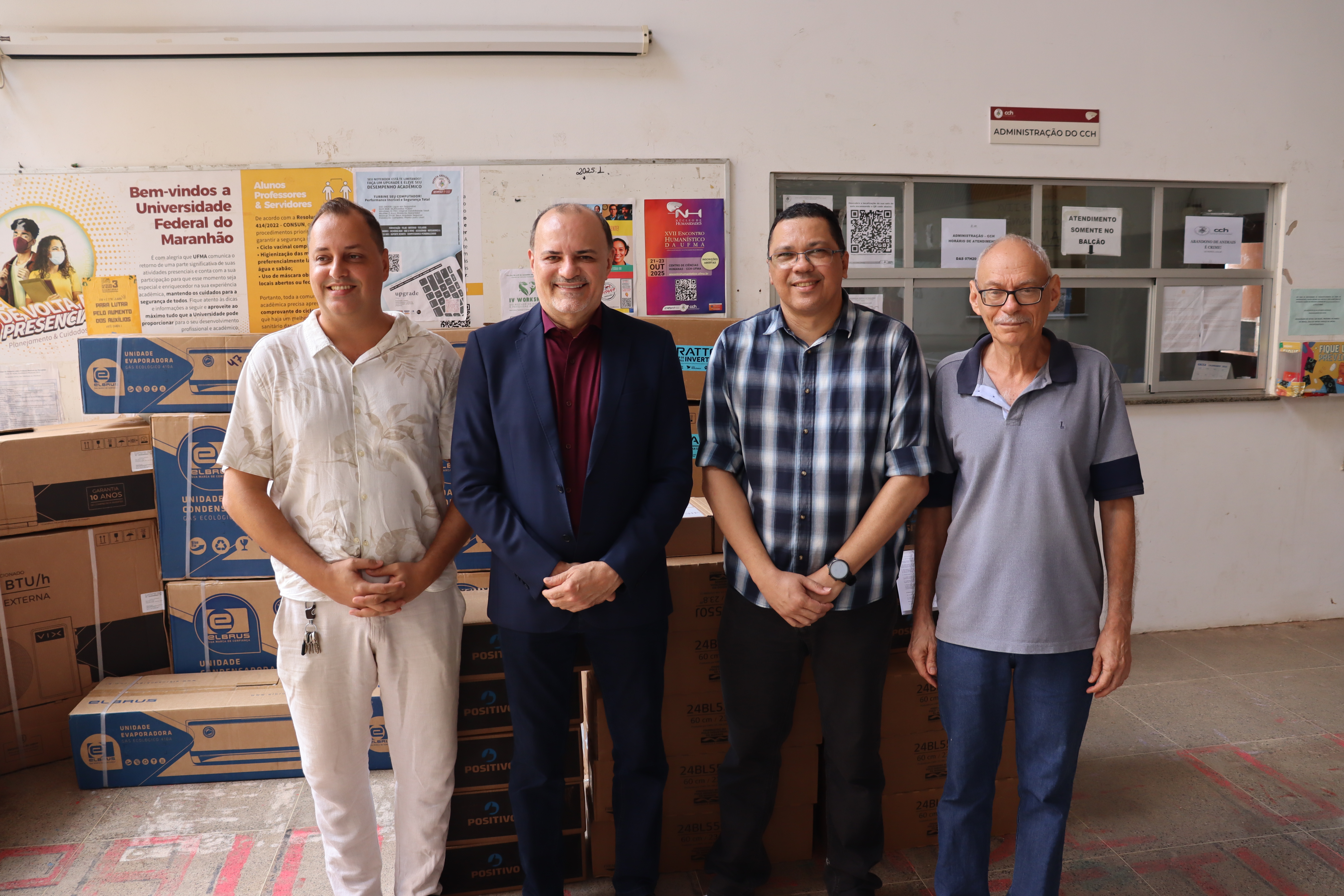 Reitor da UFMA realiza entrega de novos computadores e aparelhos de ar-condicionado ao Centro de Ciências Humanas (CCH)