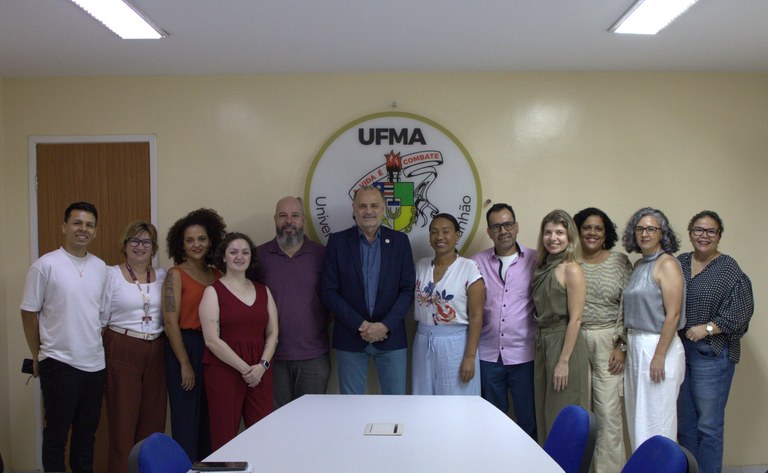 Reitor da UFMA recebe alunos do Programa Move La América