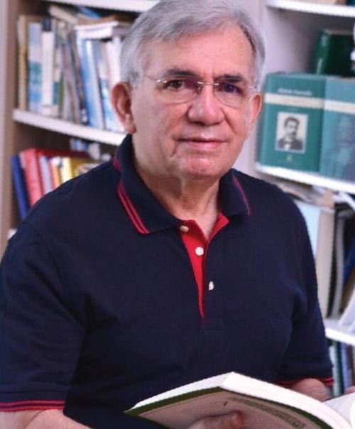 Foto Reitor na biblioteca da casa.jpg