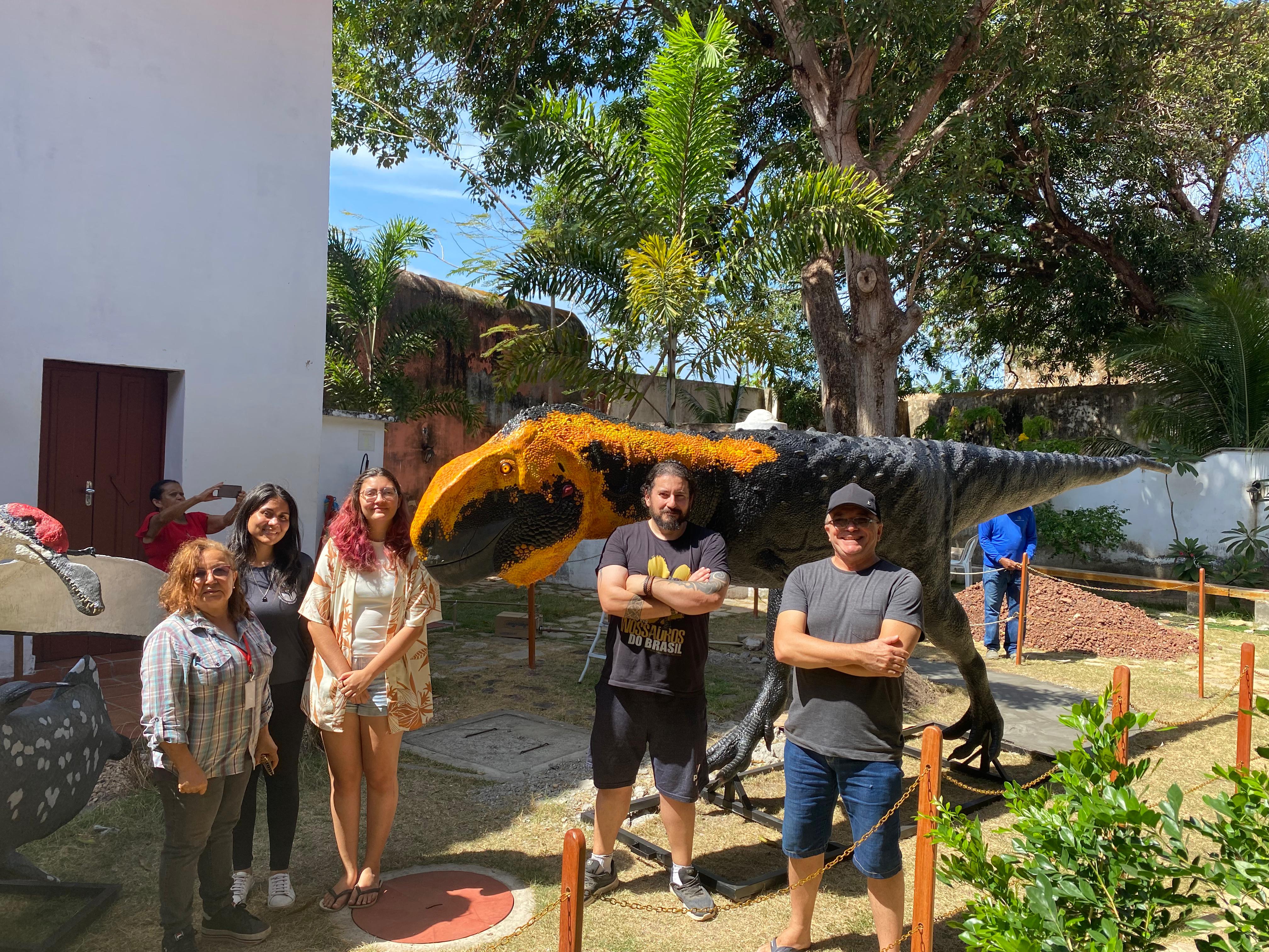 Réplicas de dinossauros são instaladas no Museu de Alcântara (Musa)