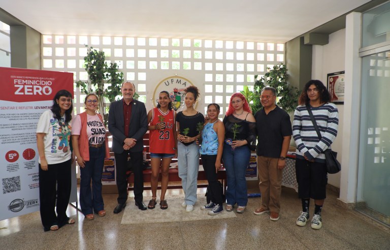 UFMA adere à mobilização nacional e instala banco vermelho como símbolo de combate ao feminicídio