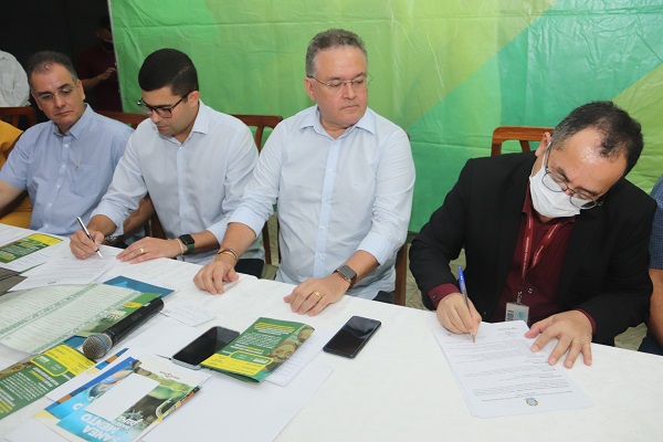 Assinatura da ordem de serviço para início das atividades do Termo de Execução Descentralizada.jpg