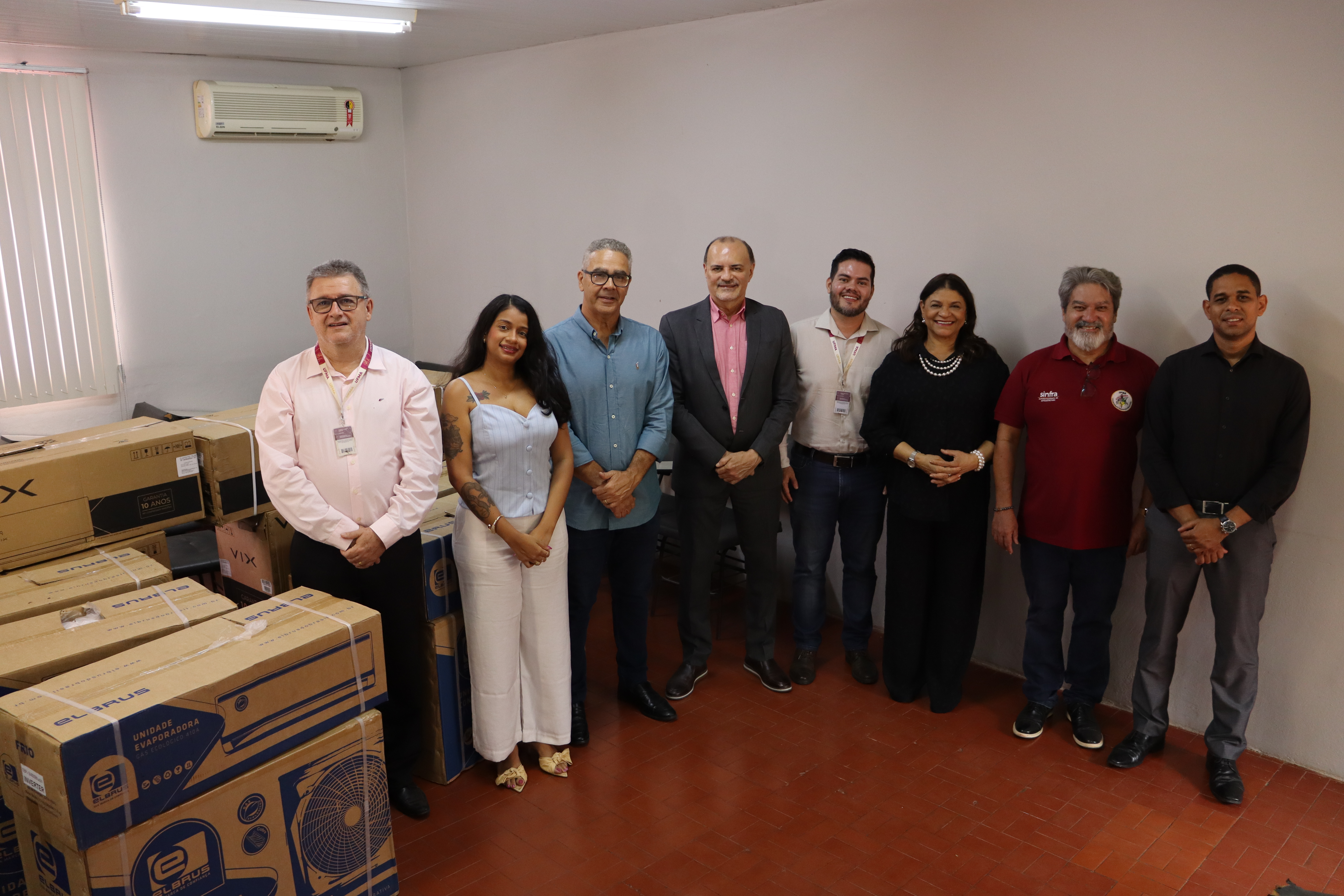 UFMA reforça estrutura do CCBS com entrega de novos aparelhos de ar-condicionado