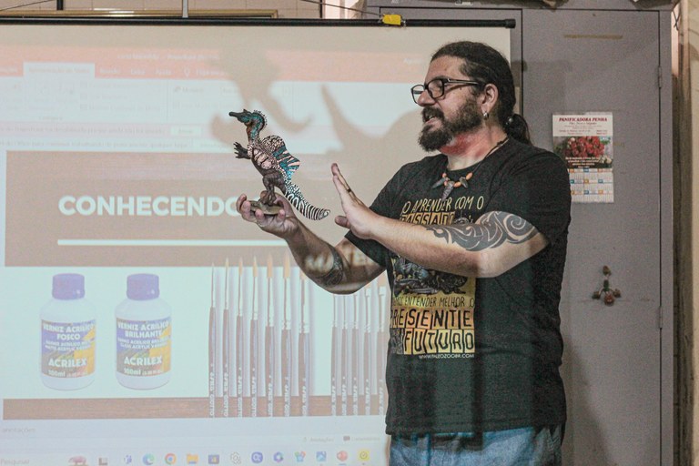 Workshop promovido pela UFMA resgata patrimônio maranhense por meio da produção de réplicas de dinossauros
