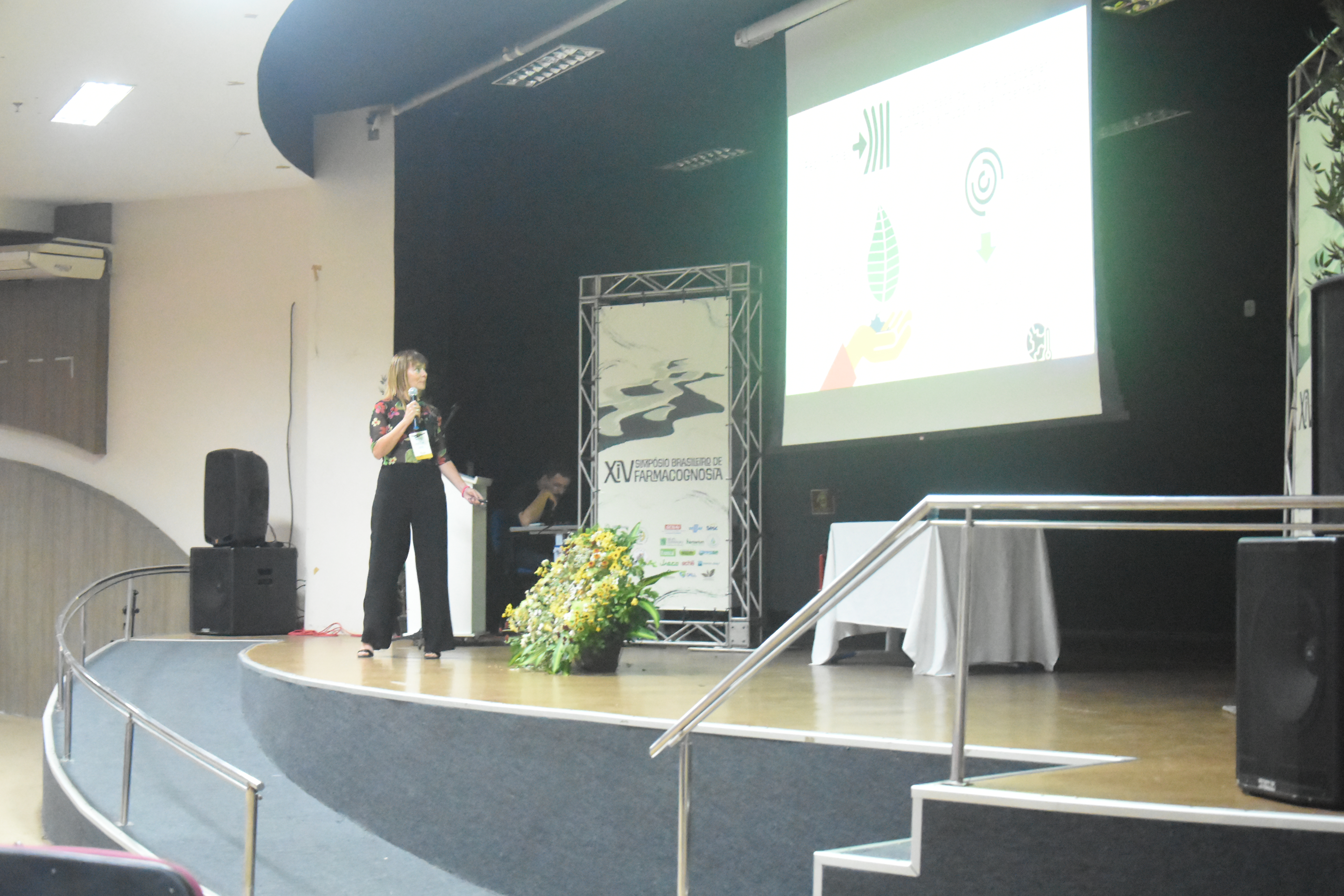 XIV Simpósio Brasileiro de Farmacognosia recebe pesquisadora da UFRJ para sua conferencia de enceramento