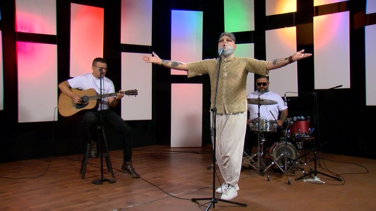 Programa É Música, da TV UFMA, apresenta o trabalho artístico do cantor Vinaa, nesta quinta-feira