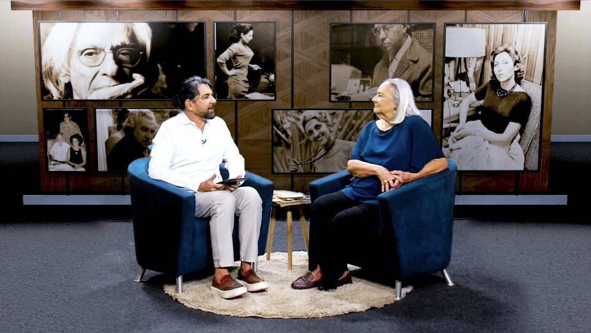 No programa Entreletras da TV UFMA, que vai ao ar, nesta quarta-feira, às 19h, o apresentador, escritor e psicanalista William Amorim recebe a poeta Laura Amélia Damous Duailibe, uma das principais representantes da literatura maranhense. A poeta discorre sobre o seu processo de criação literária, suas experiências de leitura e o prazer da literatura.