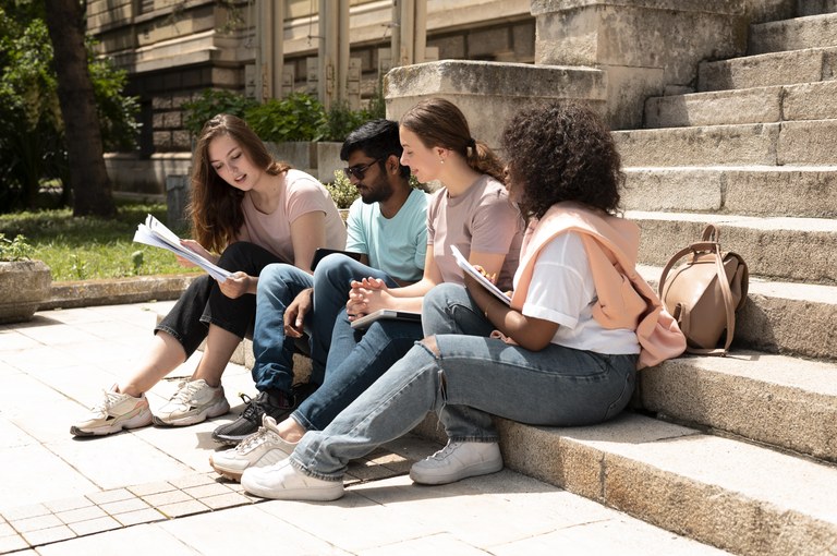 colegas-estudando-juntos-na-frente-da-faculdade-antes-de-um-exame.jpg
