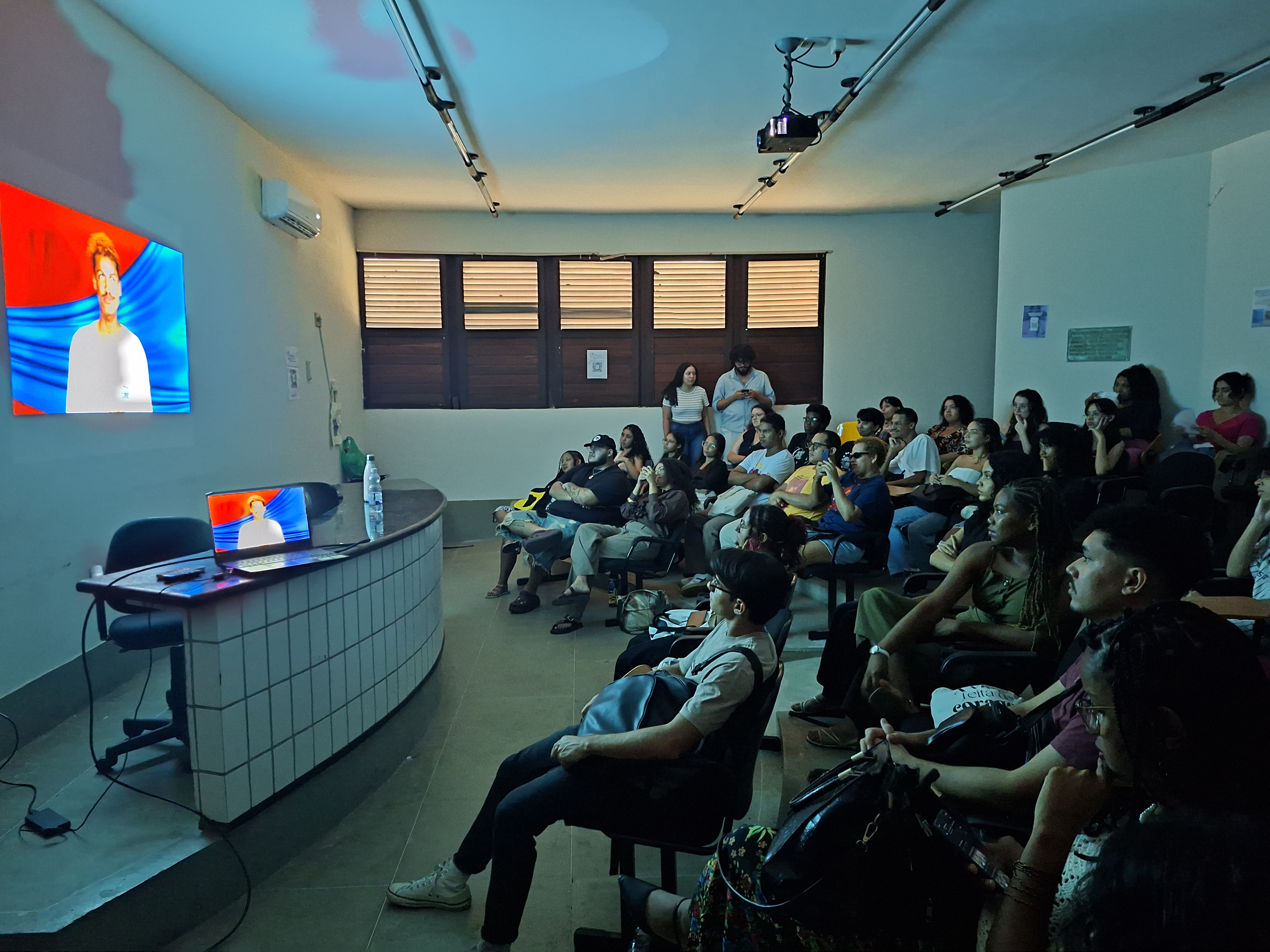 “Além do que se vê”: arte, sensibilidade e narrativas invisibilizadas