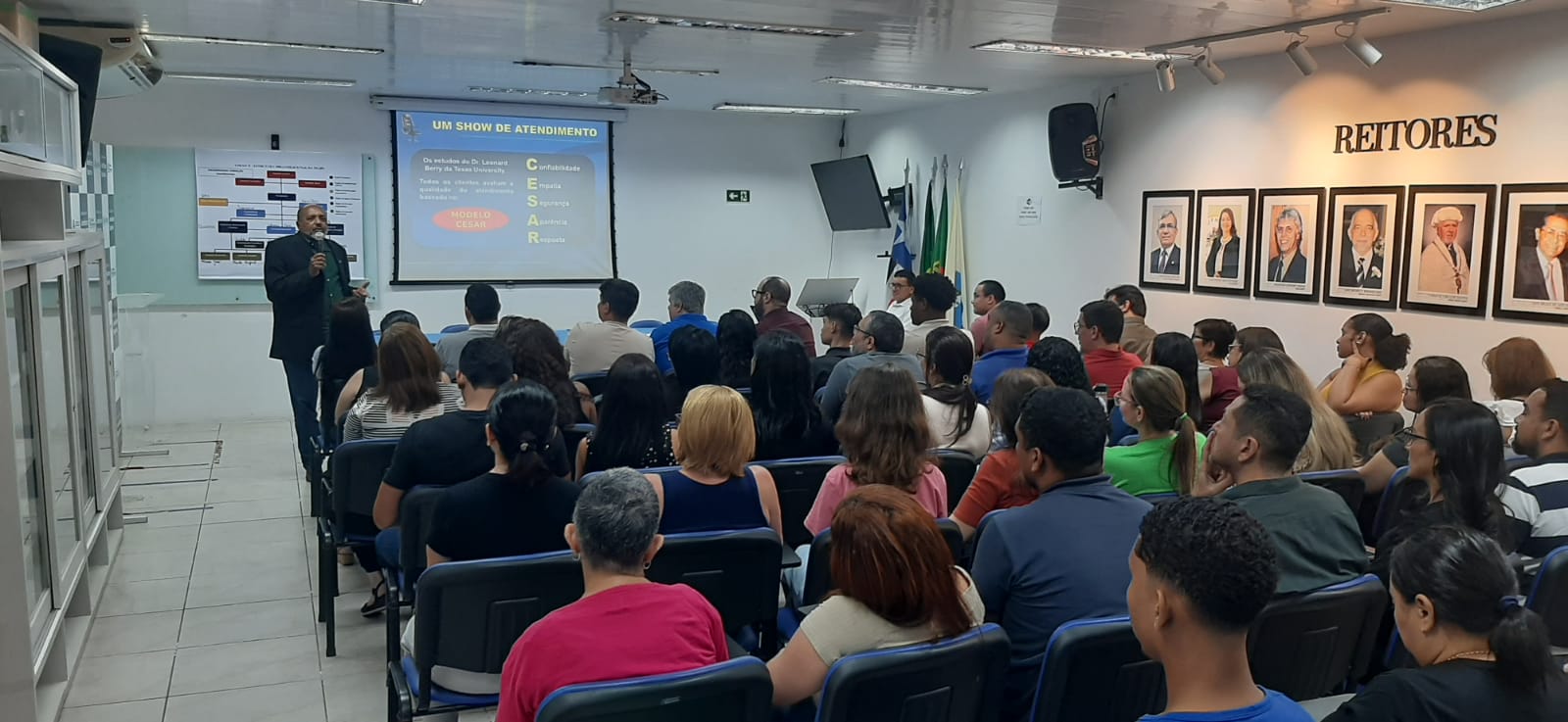 Com o auditório lotado, o novo diretor-presidente, Walter Nunes, ministra palestra aos colaboradores da FSADU Com o auditório lotado, o novo diretor-presidente, Walter Nunes, ministra palestra aos colaboradores da FSADU