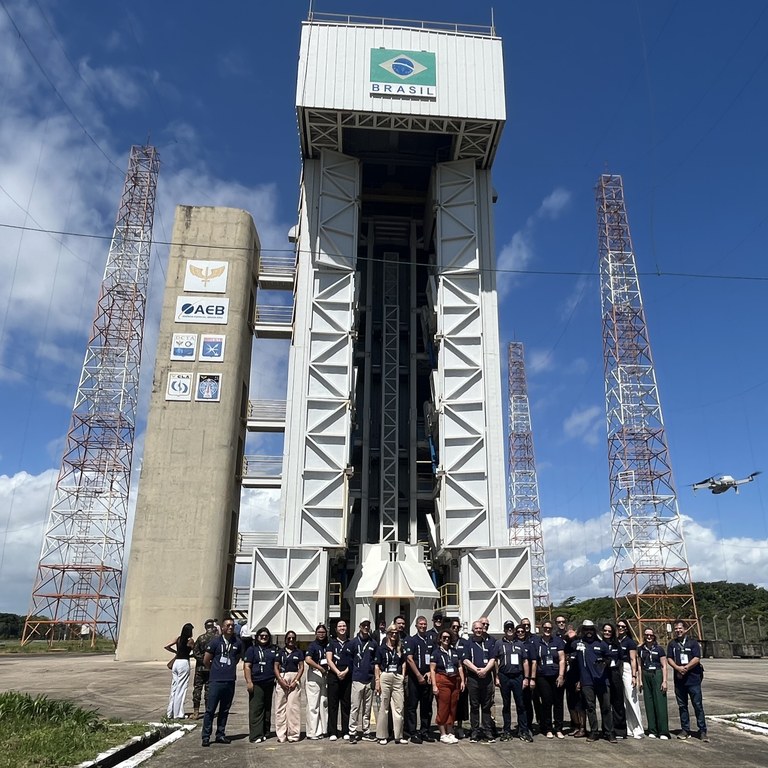 Conselheiros da Agência Espacial Brasileira reunidos na Base de Lançamento do CLA.jpg