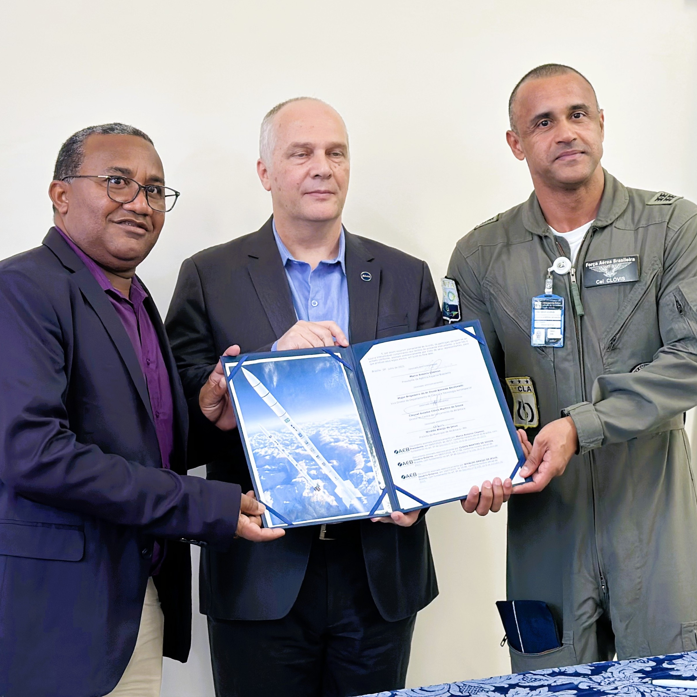 Prefeito de Alcântara, Nivaldo Araújo, o presidente da Agência Espacial Brasileira (AEB), Marco Antônio Chamon, e o comandante do CLA, Cel. Clóvis Martins de Souza.jpg