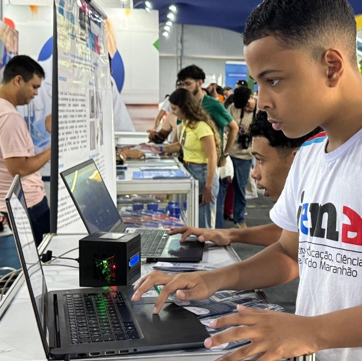 A equipe expôs a plataforma Guará 12 no estande da Fapema na 76ª edição da Reunião Anual da Sociedade Brasileira para o Progresso da Ciência - SBPC.jpg