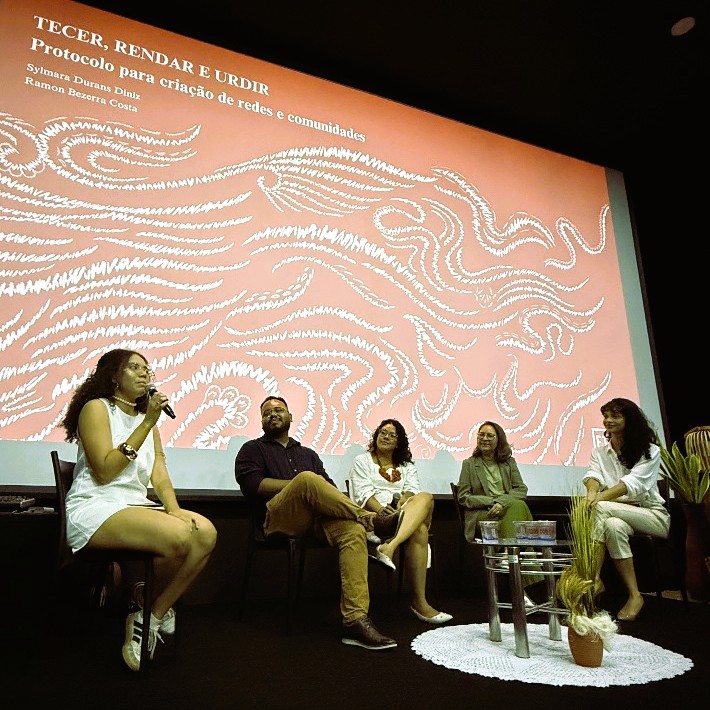 Camilla Franciely fala sobre o processo de desenvolvimento dos projetos gráficos dos dois protocolos e como arte e ciência podem ser aliadas.jpg