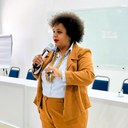 A palestrante, Manoela Alves, é advogada, professora universitária, diretora do Instituto Enegrecer, de Pernambuco (Foto: Fabianne Matos)