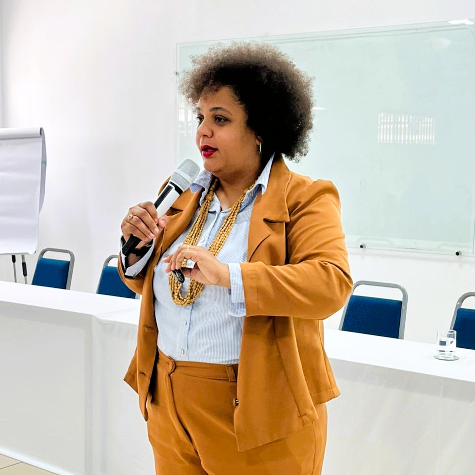 A palestrante, Manoela Alves, é advogada, professora universitária, diretora do Instituto Enegrecer, de Pernambuco (Foto: Fabianne Matos)