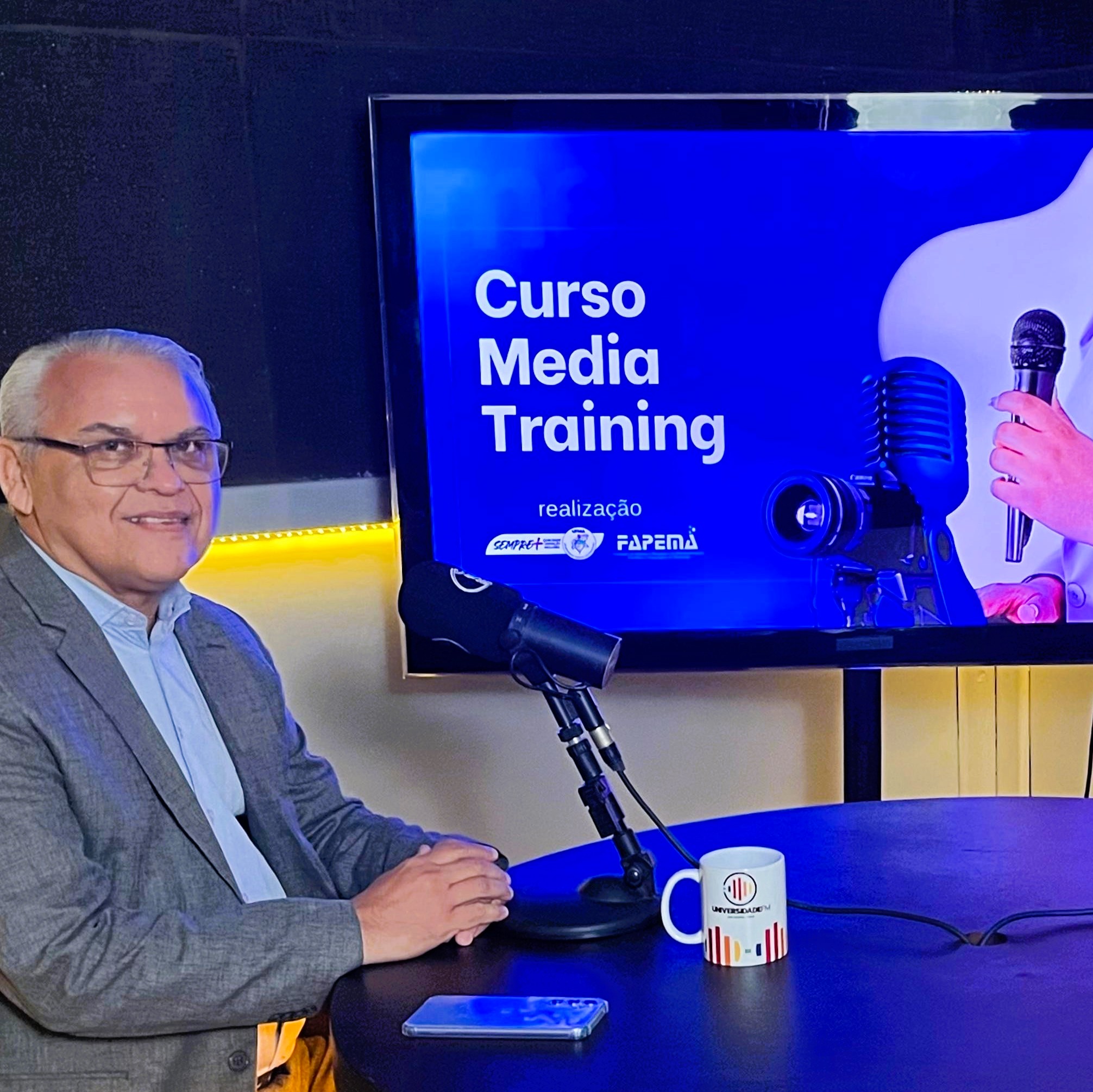 O advogado Wellington Beckman participa do media training no estúdio da Universidade FM