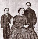 D. Emília Amália de Azevedo com seus filhos, os escritores Aluísio e Arthur de Azevedo, por volta de 1870. São Luís, Maranhão.