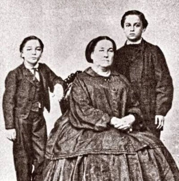 D. Emília Amália de Azevedo com seus filhos, os escritores Aluísio e Arthur de Azevedo, por volta de 1870. São Luís, Maranhão.