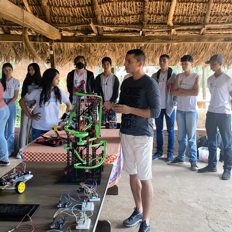 Segundo o Prof. Genilson, a perspectiva futura para esse projeto é de levar as oficinas para mais aldeias indígenas como forma de ampliar o interesse desses jovens pela robótica..jpg