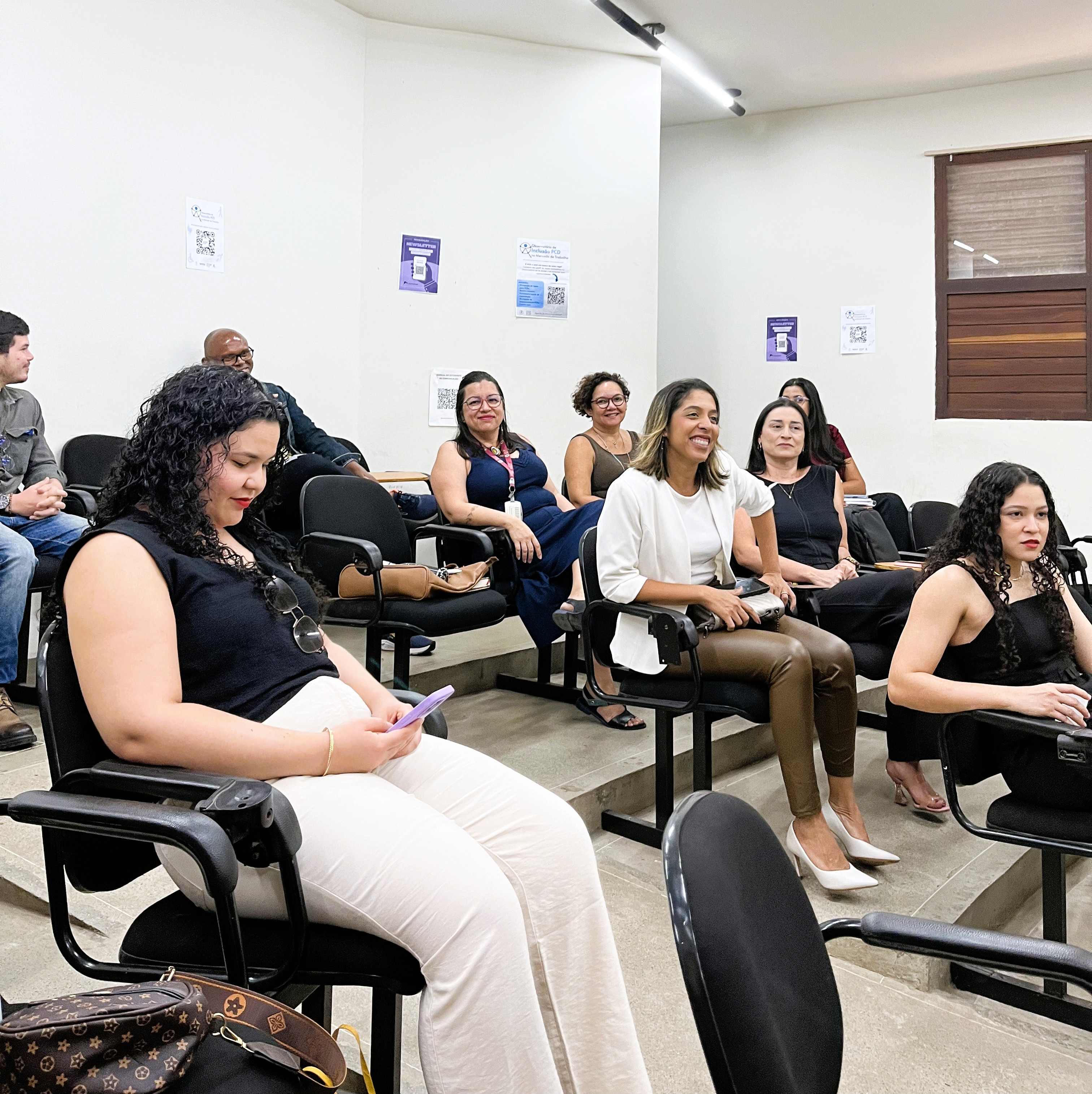 Alunas e alunos do Curso de Media Training em momento descontraído na UFMA