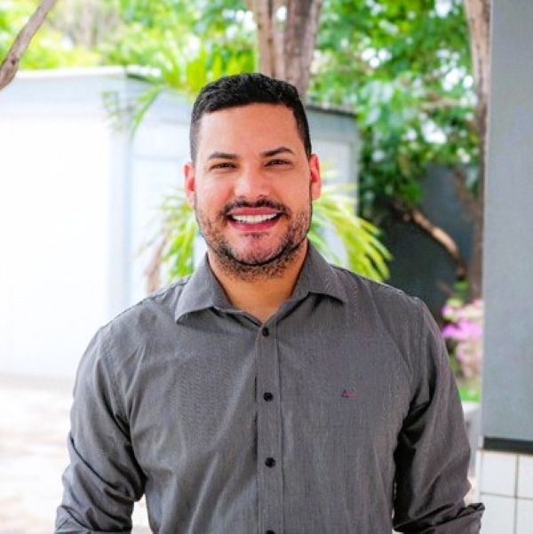 O Professor Douglas Rodrigues de Sousa é Doutor em Literatura e Práticas Sociais pela Universidade de Brasília (UnB).jpg