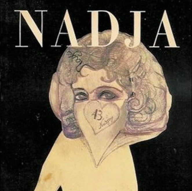 O romance Nadja narra o encontro entre André Breton e uma mulher enigmática na ruas de Paris, com um texto que explora o inconsciente humano.jpeg