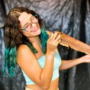 Pesquisadora Evelyn Maciel com uma amostra de peixe elétrico.jpg