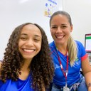 A bolsista Izadora Mascarenhas (esq) e a Orientadora Raffaelle Araújo (dir) tiveram reuniões presenciais analisando os dados do quadro analítico da pesquisa