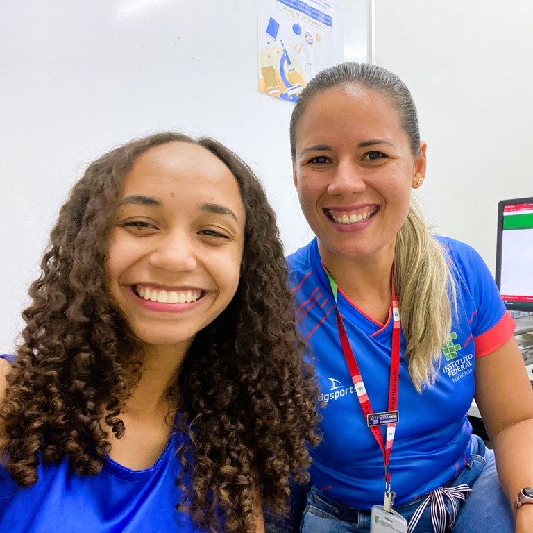 A bolsista Izadora Mascarenhas (esq) e a Orientadora Raffaelle Araújo (dir) tiveram reuniões presenciais analisando os dados do quadro analítico da pesquisa