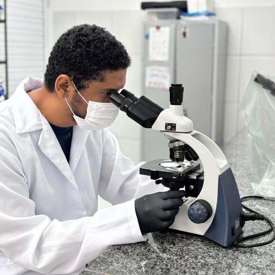 Processo de filtragem das amostras digeridas dos tecidos moles de ostras para identificação e caracterização de microplásticos.jpg